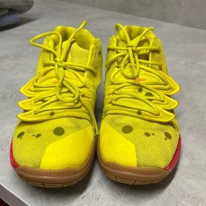 Boys worn but great condition sponge bob Kyries.